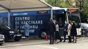 Iohannis vizitează joi primul centru de vaccinare drive-through din Bucureşti