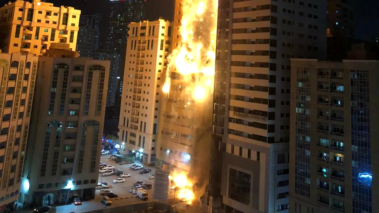 Incendiu uriaş la un zgârie-nori din Emiratele Arabe. Întreaga clădire a fost cuprinsă de flăcări
