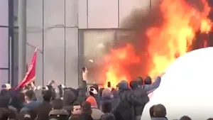 PROTESTE în Kosovo: Sediul Guvernului din Priştina, incendiat de protestatari. 14 persoane au fost rănite în timpul violenţelor - VIDEO