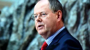 Peer Steinbrück, rivalul lui Merkel, şochează Germania cu un gest obscen înainte de alegeri - FOTO