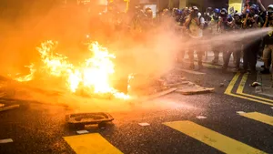 Minoră incendiată de un bărbat de 45 de ani, pe care îl cunoscuse online. Agresorul e cercetat pentru tentativă de omor