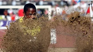 Dwight Philips, campion mondial la săritura în lungime - VIDEO