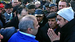 Revoluţionarii au protestat în faţa sediului central al PNL
