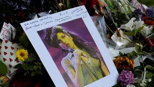 Tatăl cântăreţei Amy Winehouse vrea să înfiinţeze o fundaţie contra dependenţei de droguri şi alcool