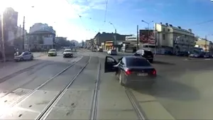 VIDEO. Cine e de vină în cazul şicanelor dintre un tramvai şi un BMW? Verdictul dat de Brigada Rutieră