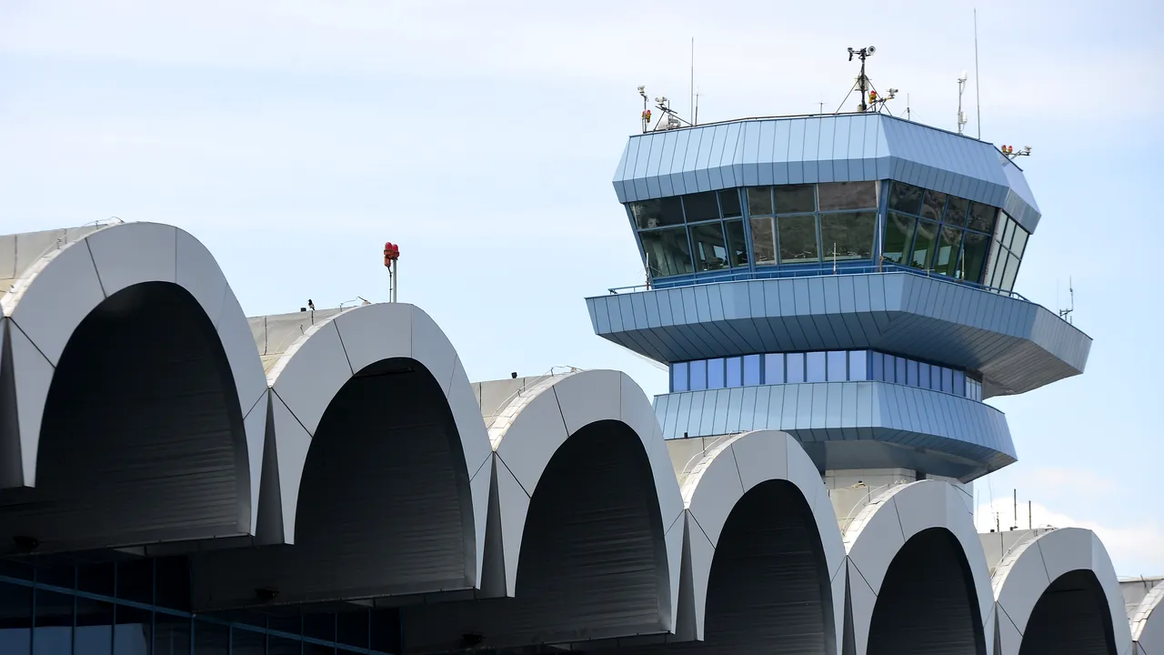 Aterizare de URGENŢĂ pe Aeroportul Henri Coandă a unei curse din Frankfurt. Un pasager are nevoie de îngrijiri medicale