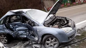 Accident pe Dealul Negru din Vâlcea, în aceeaşi zonă unde marţi o fetiţă a murit într-un incident similar: şapte persoane, printre care cinci copii, rănite | FOTO