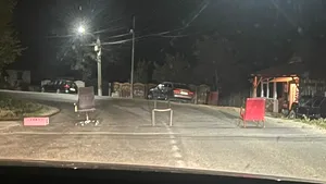 Un drum din județul Prahova a fost blocat cu scaune. Poliţia a deschis dosar penal