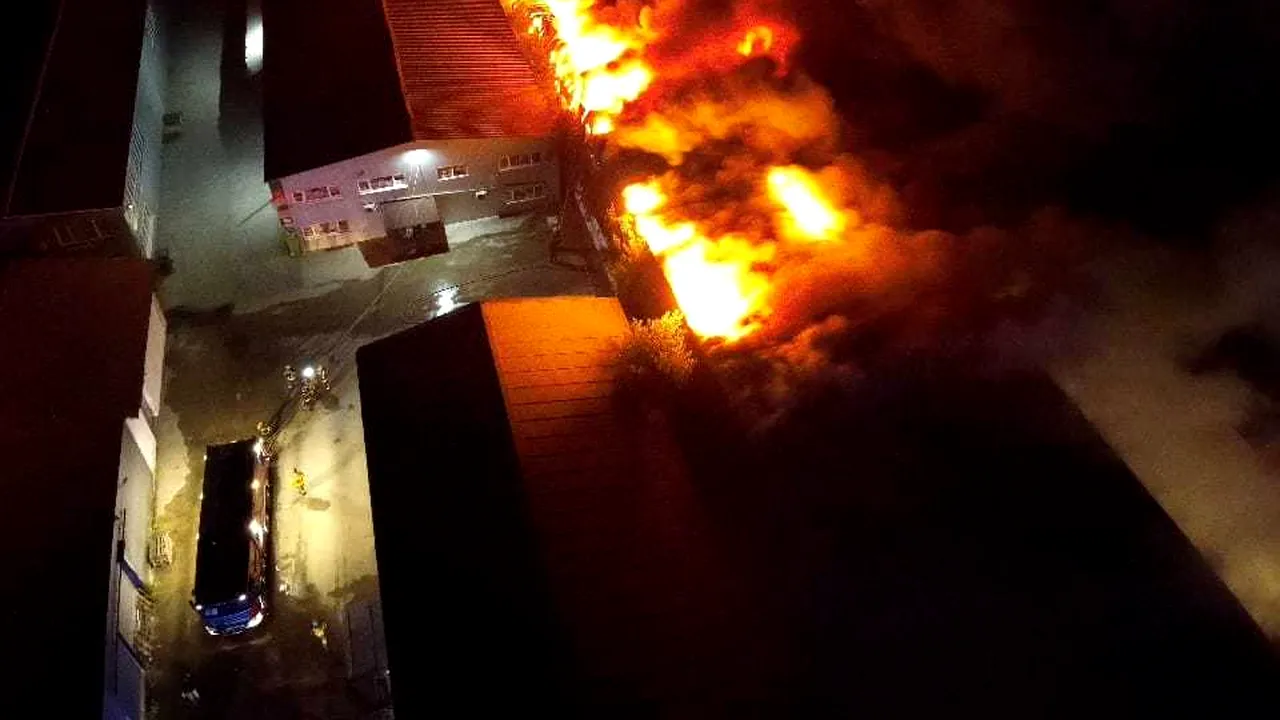 Incendiu uriaş la un depozit din apropierea Bucureştiului. Zeci de pompieri, trimişi în misiune