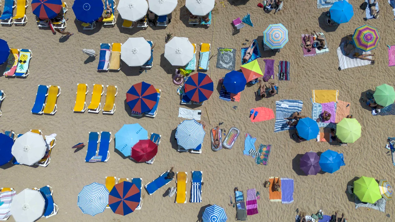 Turiştii români au lăsat 2,6 miliarde de euro pe vacanţele în afara ţării în această vară