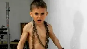 Copil de 8 ani pus de tată să ridice greutăţi. Cazul ar putea ajunge în atenţia Parchetului - VIDEO