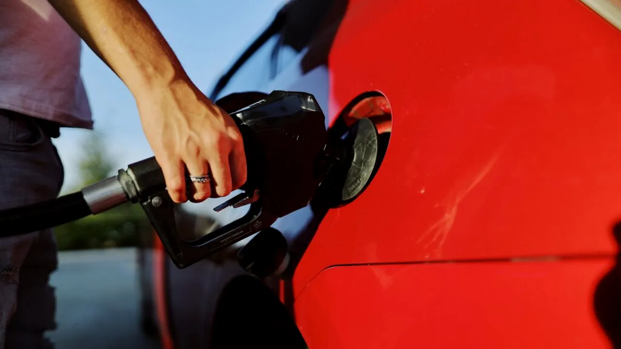 Prețurile carburanților scad în Italia: cât plătesc acum șoferii pentru un litru de benzină și motorină