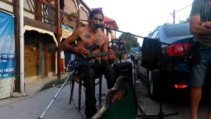 ”Jaguarul” liber din Vama Veche. Epidemia nu l-a speriat pe cel mai bătrân vamaiot, care de 34 de ani cântă la chitară pe litoral