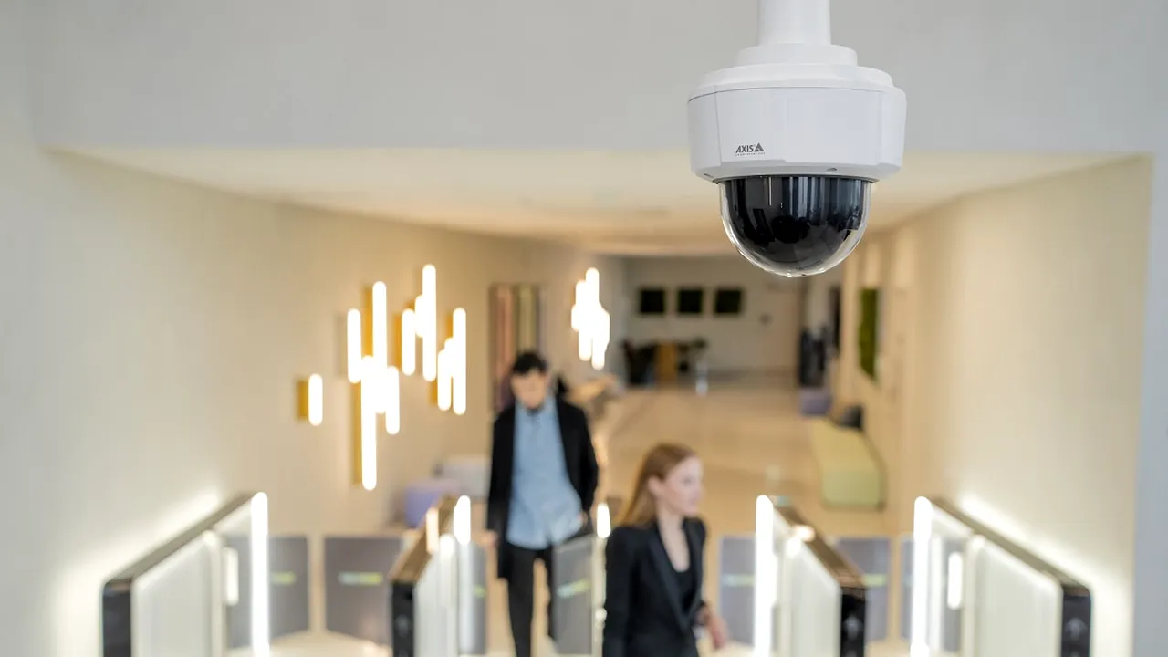 Cameră PTZ cu rezoluţie de 4 MP şi zoom 10x, disponibilă la un preţ accesibil