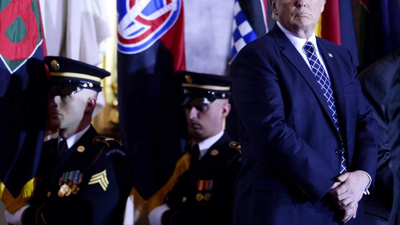 Donald Trump îl avertizează pe James Comey, proaspăt demis de la conducerea FBI, să nu dezvăluie înregistrări ale conversaţiilor sale