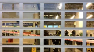 FOTO Mai multe persoane au fost rănite în urma unei explozii la instalaţia electrică a unui tren din Londra