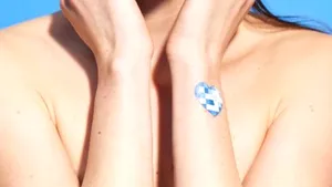 Un plasture inteligent anticancer, prezentat la CES 2016