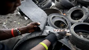 Metodă inedită de reciclare a cauciucurilor uzate: Cum se confecţionează sandalele care rezistă 1.600 de kilometri - FOTO