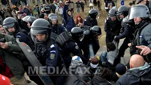 Tânărul care susţinea că a fost lovit de jandarmi la protestele de la Pungeşti a fugit din spital