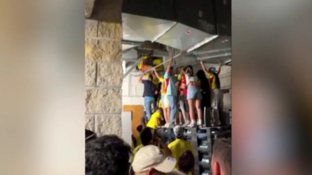 Nebunie la Copa America pentru finala de la Miami: fanii fără bilete au urcat în tribună pe conducta de ventilaţie

