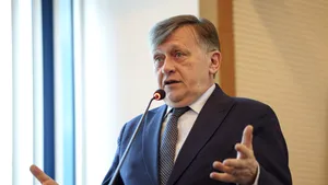 Crin Antonescu a cerut CNSAS toate documentele legate de dosarul său de Securitate