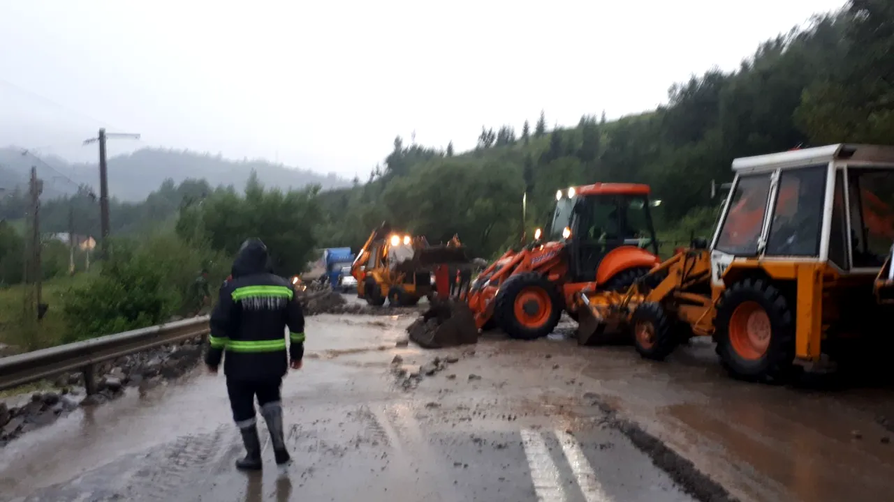 Trafic rutier blocat pe DN 17 din Suceava, din cauza aluviunilor aduse de ploi