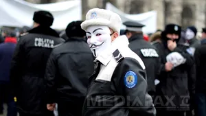 Aproape 500 de poliţişti locali au protestat în Piaţa Constituţiei, ameninţând cu greva generală - FOTO