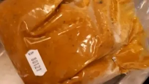 Protecţia Consumatorului a găsit mâncare expirată, supă în sticle de plastic şi frigidere murdare în magazine din Bucureşti şi Ilfov