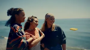 VIDEO Snapchat a lansat drona pentru selfie-uri. La finalul zborului, aceasta aterizează în palmă