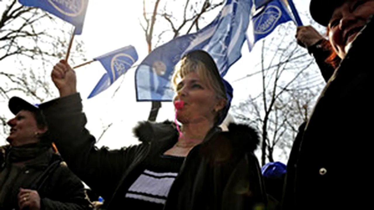 Romanian Public Employees Get To Keep Salary Bonuses - Unionists