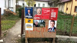 Primar reclamat la Poliţie, după ce a fost surprins lipind afişe cu Viorica Dăncilă. Reacţia edilului: „Aşa am vrut eu” - FOTO