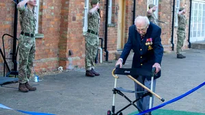 ”Este o adevărată legendă.”  Veteranul care a cucerit inimile britanicilor a strâns 21 de milioane de lire pentru medici
