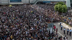 Şeful Executivului din Hong Kong cere încetarea imediată a manifestaţiilor