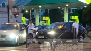 Iubita bărbatului care a atacat un şofer cu crosa de golf, reţinută