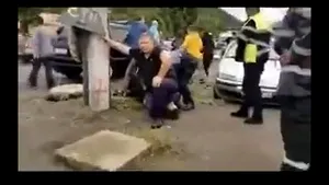 VIDEO Un poliţist din Reşiţa REPETĂ gestul care a dus la moartea lui George Floyd. A fost filmat în timp ce stătea cu genunchiul pe gâtul unui bărbat