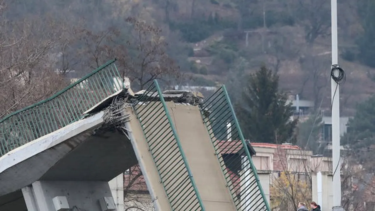 POD prăbuşit la periferia oraşului Praga: Cel puţin patru răniţi, doi fiind în stare gravă | FOTO, VIDEO