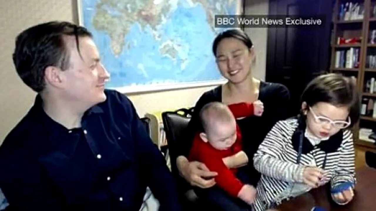 VIDEO Robert Kelly, profesorul ÎNTRERUPT de copiii săi în transmisiune directă la BBC, şi-a prezentat OFICIAL familia: Greşeala mea i-a transformat pe toţi în staruri