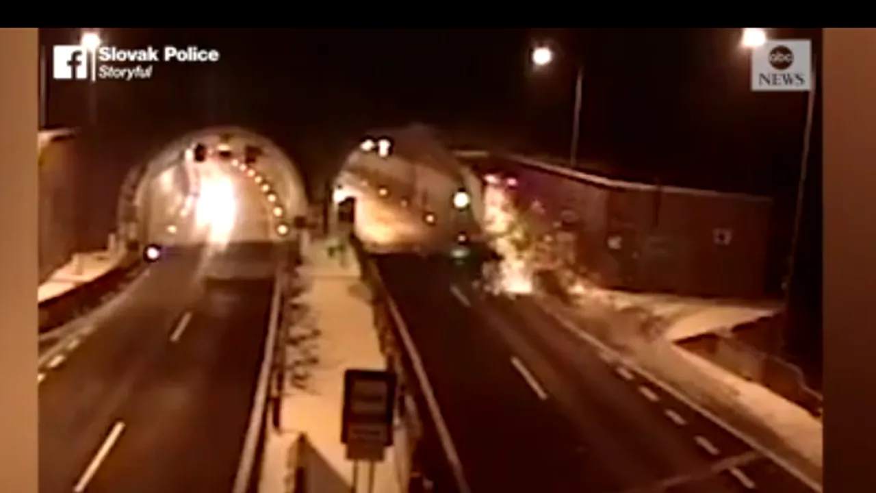 VIDEO Accident spectaculos la intrarea într-un tunel. O maşina este propulsată în aer, scoate scântei şi se învârte la 360 de grade 