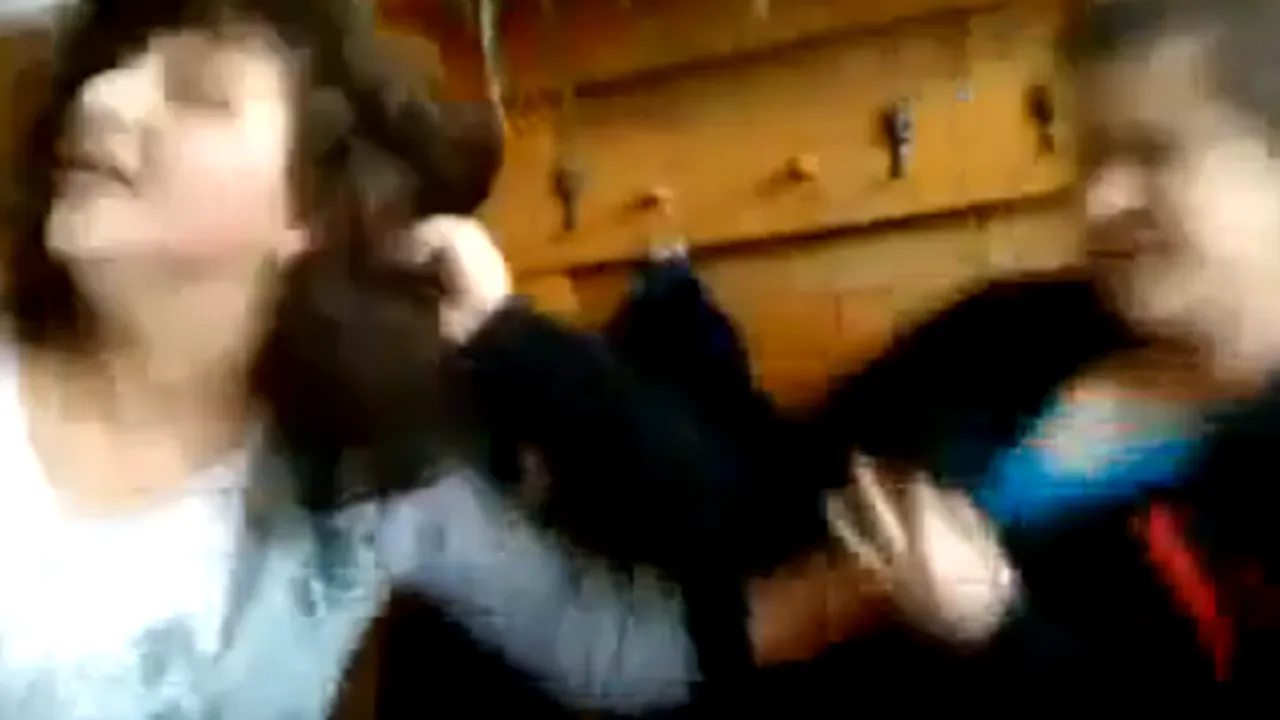 Bătaie între două eleve de clasa a VII-a filmată şi postată pe internet - VIDEO