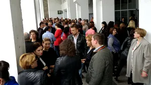 Csaknem 15 000 adóhatósági alkalmazott tiltakozik országszerte