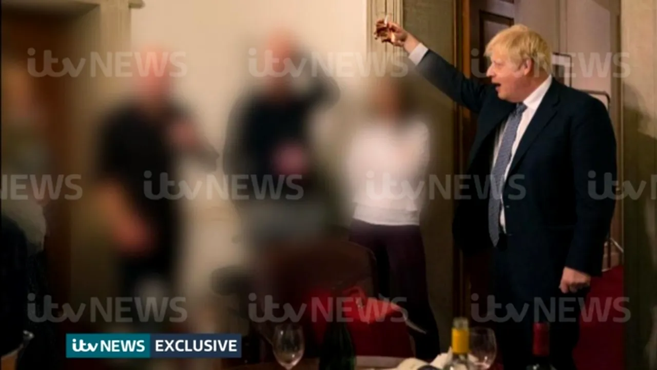 Boris Johnson asumă responsabilitatea pentru petrecerile din pandemie şi vrea depăşirea scandalului