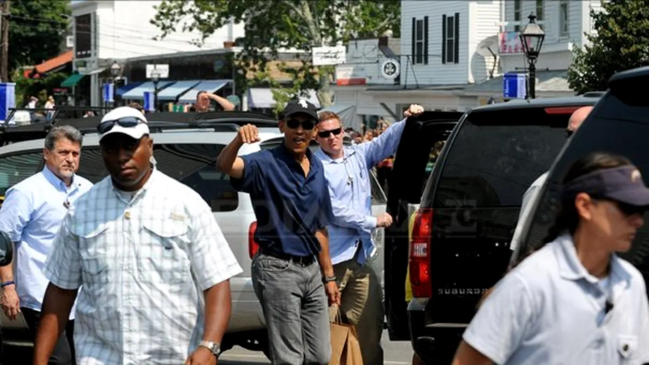 Obama şi fiicele sale au făcut cumpărături într-o librărie de pe insula Martha's Vineyard - FOTO