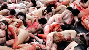 Barcelona: Bărbaţi şi femei nud au protestat pentru protecţia animalelor