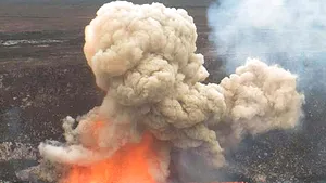 Sute de turişti, majoritatea străini, evacuaţi în urma erupţiei unui vulcan, în Indonezia