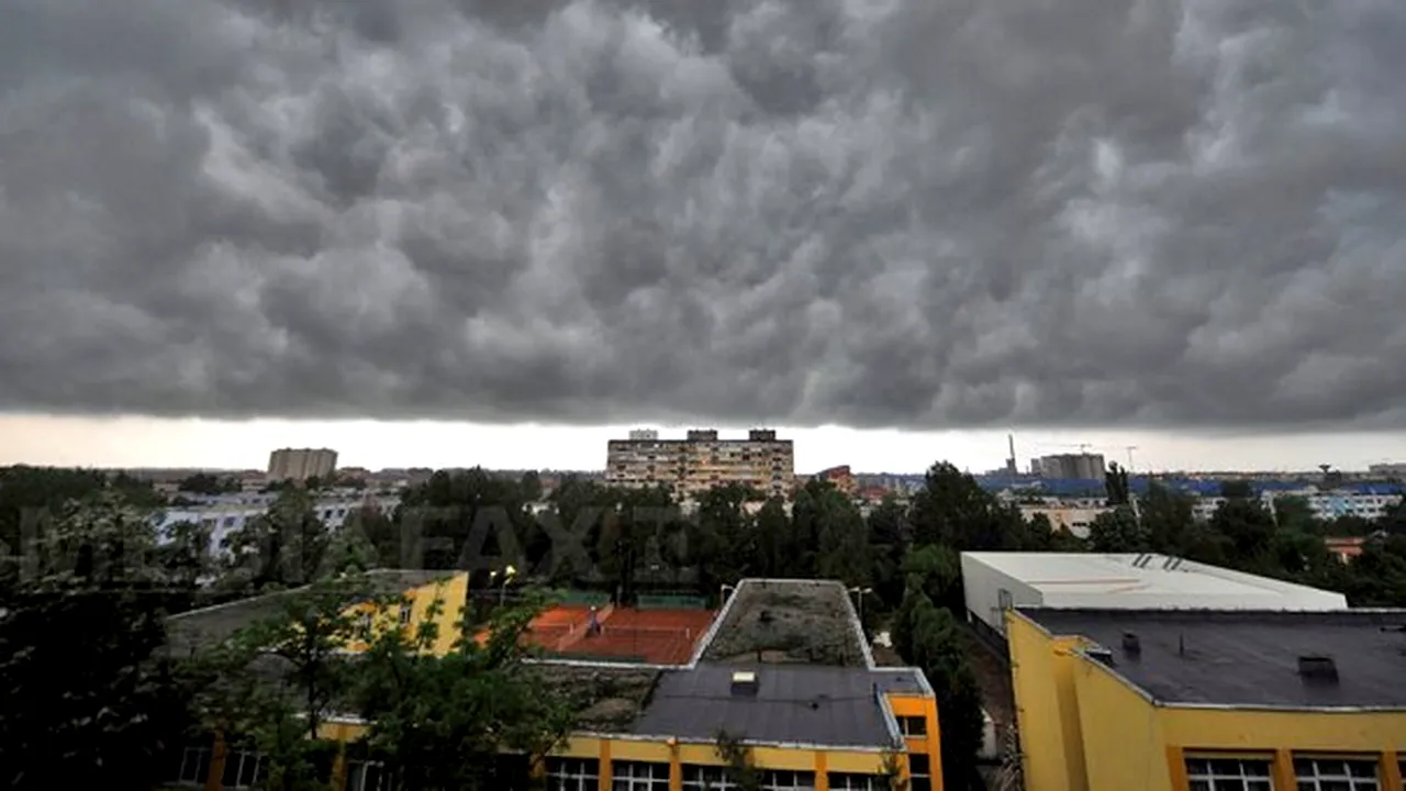 AVERTIZARE METEO: Ploi abundente în Capitală în noaptea de sâmbătă spre duminică. Cum va fi vremea în restul ţării