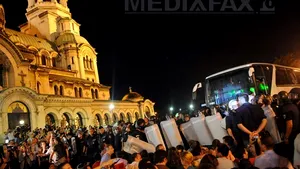 Deputaţi şi miniştri bulgari, asediaţi de protestatari în clădirea Parlamentului - FOTO, VIDEO