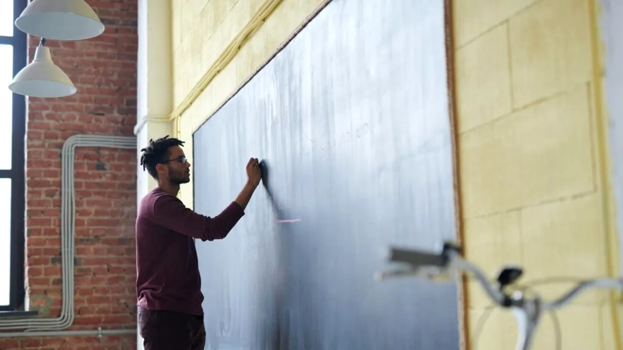 Un tânăr educator din Italia vrea să renunțe la meseria pe care o iubește. Motivul este dureros