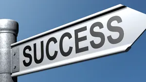 Un simplu schimb între ÎNTREBĂRI poate asigura succesul zilnic. Când ne adresăm întrebări cu ”DE CE”, ne aruncăm singuri într-o spirală a urii de sine