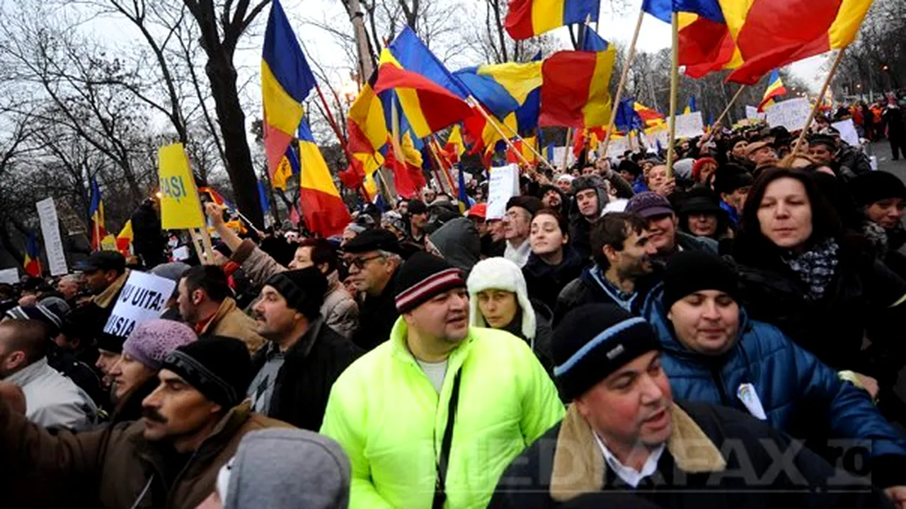 Opoziţia în miting multicolor, dar disciplinat sub streaşina Arcului de Triumf