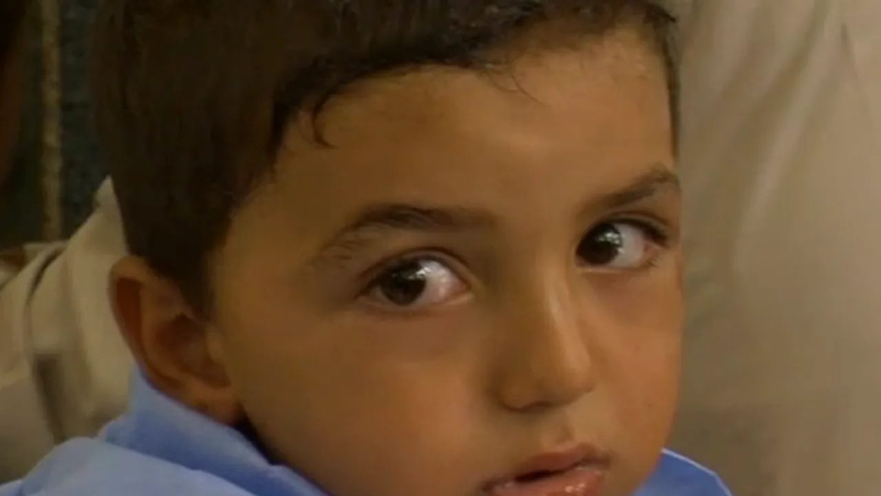 REPORTAJ: Adevărata imagine a tragediei din Siria. Copiii, trataţi pe întuneric. Chipul lui al-Assad decorează coşurile de gunoi şi scheletele didactice - VIDEO